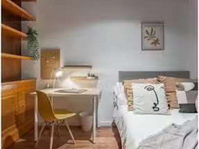 ¡Recién llegado! Habitación en piso compartido de 10 habitacio.