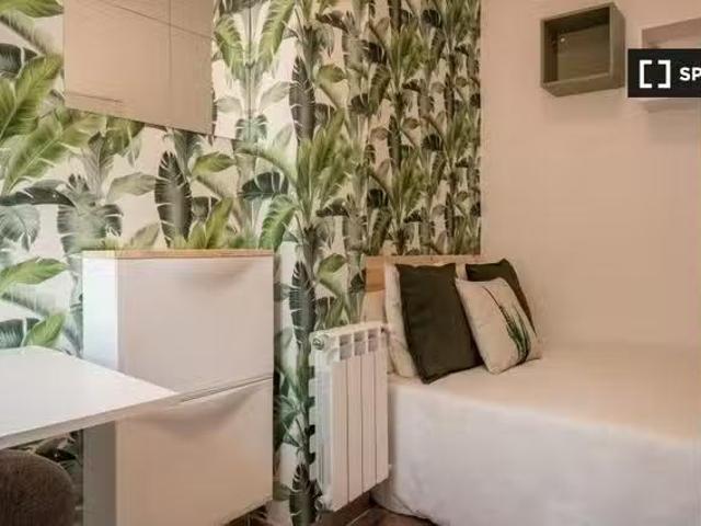 Barato Habitación en piso compartido en alquiler en Eixample.