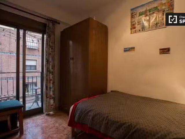 Barato Habitación en piso compartido en alquiler en La Raiosa.