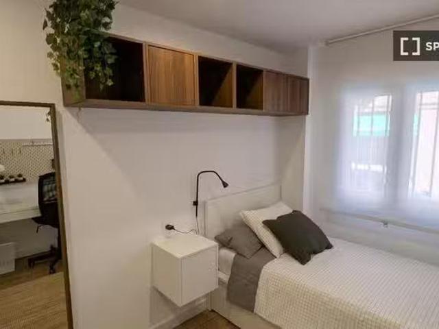 ¡Oferta! Habitación en piso de 5 habitaciones en alquiler en A.