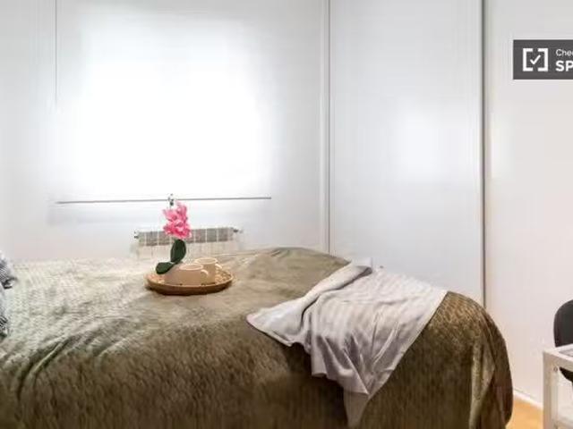 ¡Recién llegado! Habitación en piso de 5 habitaciones en Madrid