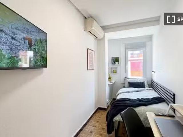 Único Habitación en piso de 6 habitaciones en alquiler en Fuen.