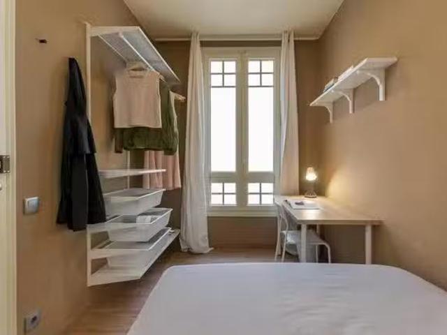 Acogedor Habitación en Ronda de la Universitat, Dreta de l'Eix.