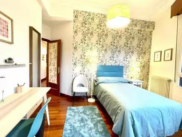 Encantador Habitación en Simón Bolívar kalea, Indautxu