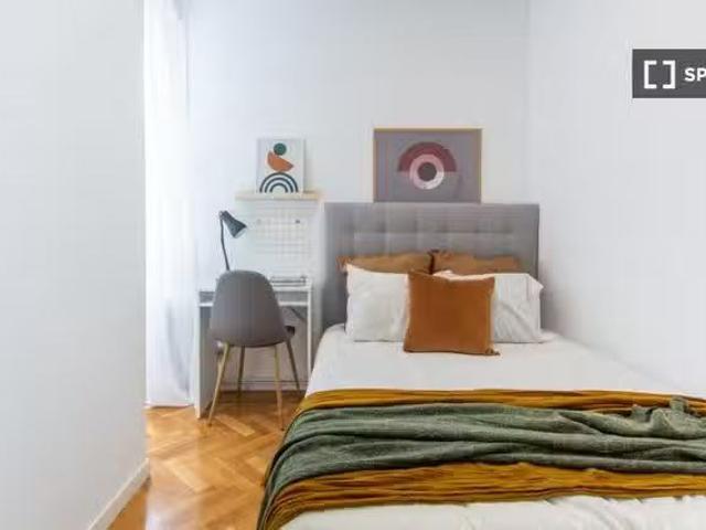 Barato Habitación en un piso compartido, Embajadores