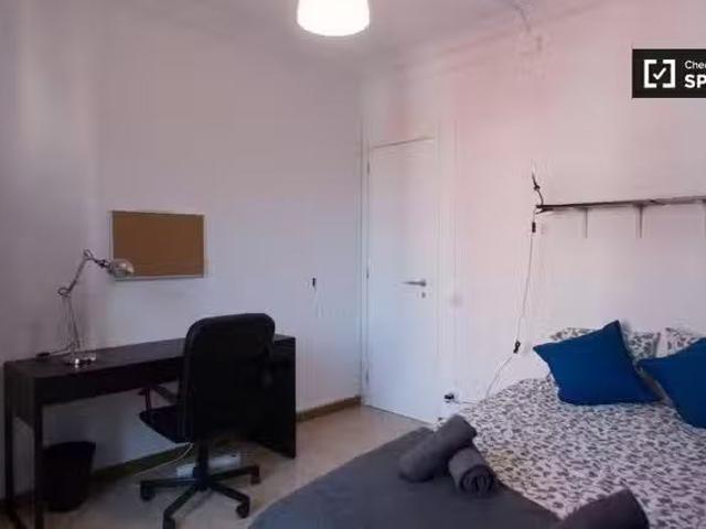 Bonito Habitación enorme en un apartamento de 4 dormitorios en.