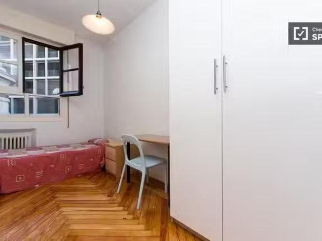 Único Habitación equipada en apartamento de 9 dormitorios en M.