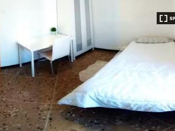 Nuevo Habitación para alquilar en apartamento de 4 dormitorios.