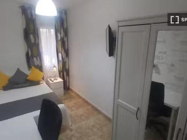 ¡Oferta! ¡Habitaciones en alquiler en piso de 4 habitaciones e.