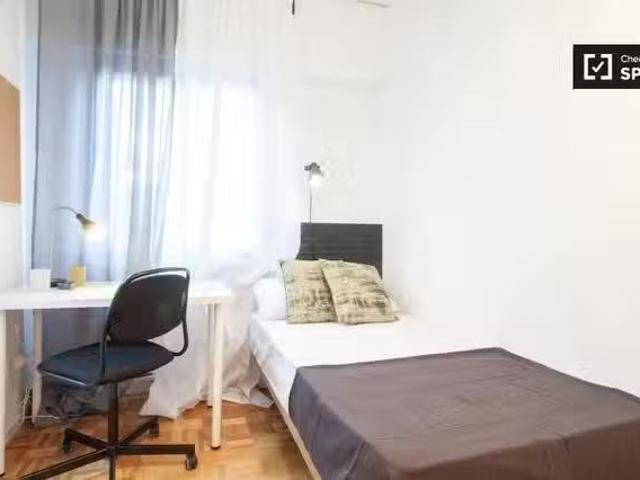 ¡Oferta! Se alquila habitación con baño en piso de 10 dormitor.