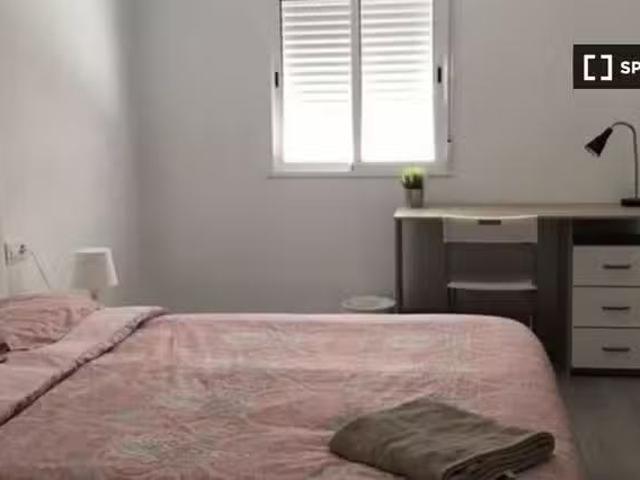 Acogedor Se alquila habitación, apartamento de 5 dormitorios.