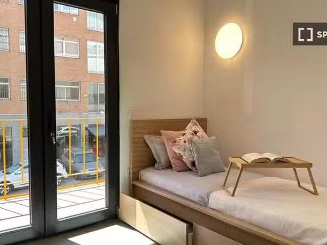 ¡Oferta! Se alquila habitación en coliving de 20 habitaciones.