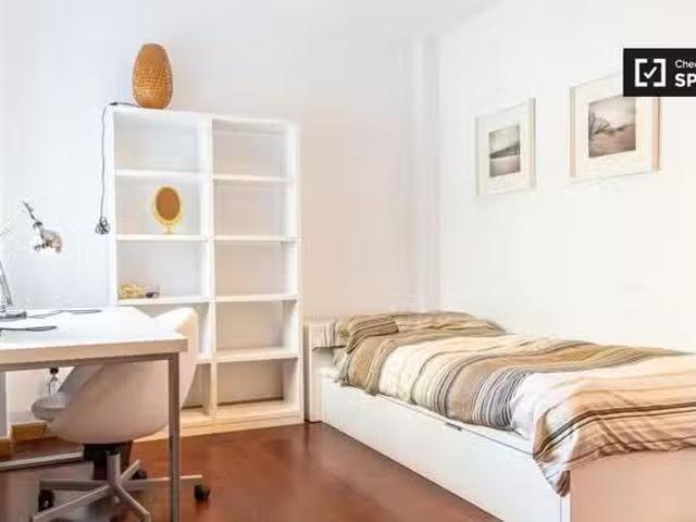¡En alquiler! Se alquila habitación en apartamento de 2 dormit.