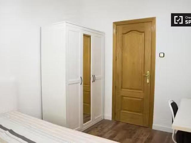 ¡En alquiler! Se alquila habitación en apartamento de 5 dormit.