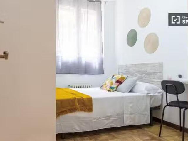 ¡En alquiler! Se alquila habitación en apartamento de 5 dormit.