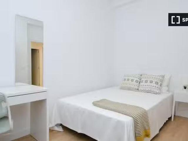 Acogedor Se alquila habitación en apartamento de 8 dormitorios.