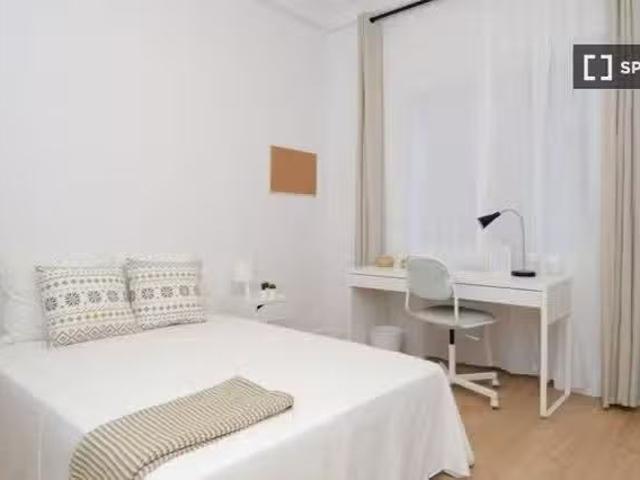 ¡Oferta! Se alquila habitación en apartamento de 8 dormitorios.