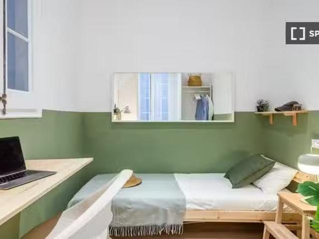 Encantador Se alquila habitación en el apartamento de 6 dormit.