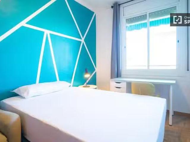 ¡Renta! Se alquila habitación en el apartamento de 6 dormitori.