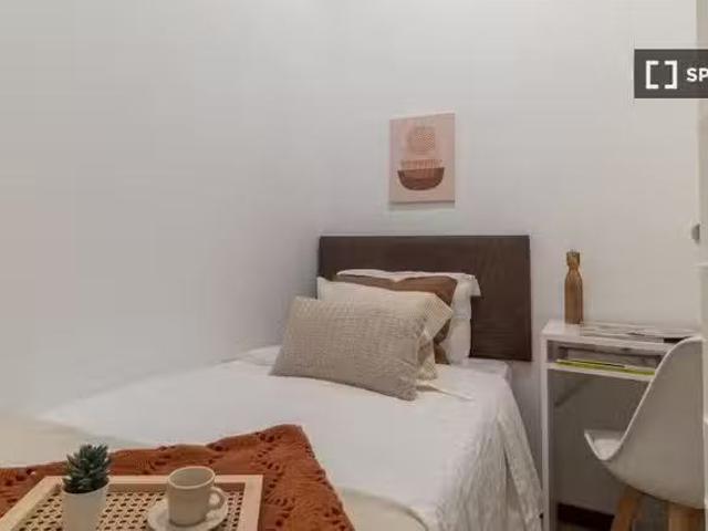 ¡Oferta! Se alquila habitación en La Nova Esquerra de l'Eixamp.