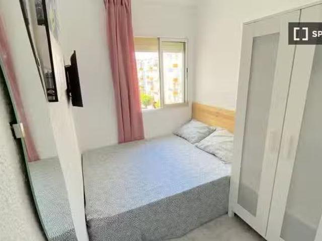 Barato Se alquila habitación en piso compartido de 4 habitacio.