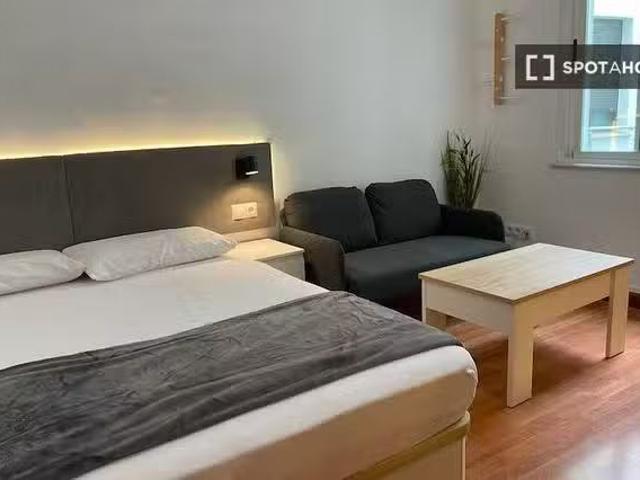 Bonito Se alquila habitación en piso compartido de 5 habitacio.