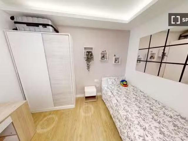¡Oferta! Se alquila habitación en piso compartido de 5 habitac.