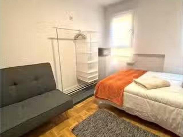 Bonito Se alquila habitación en piso compartido de 8 habitacio.