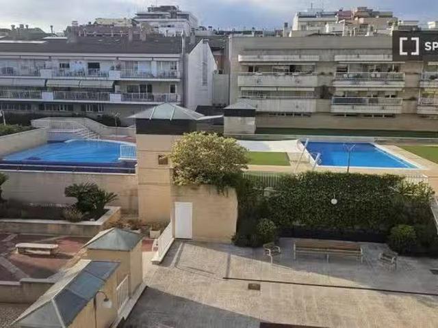 Encantador Se alquila habitación en piso compartido en Sant Cu.