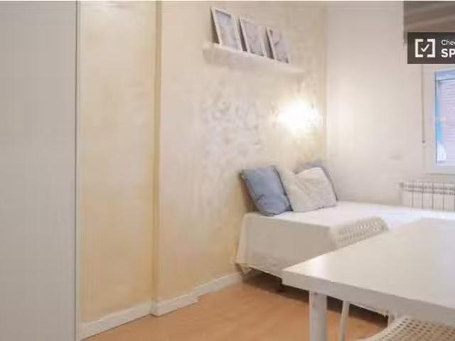 Bonito Se alquila habitación en piso de 4 dormitorios en Madrid