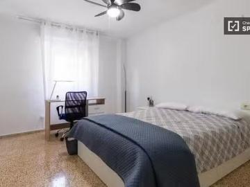 Único Se alquila habitación en piso de 4 dormitorios en Burjas.