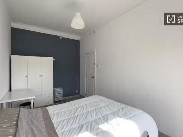¡En alquiler! Se alquila habitación en piso de 4 dormitorios e.