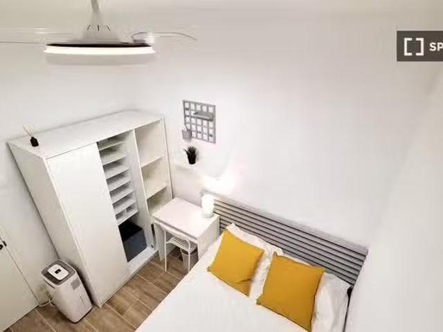 Acogedor Se alquila habitación en piso de 4 dormitorios en Bar.