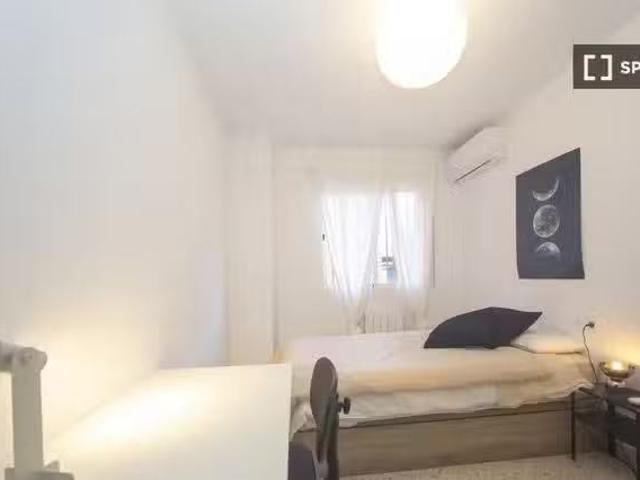 Nuevo Se alquila habitación en piso de 4 habitaciones en Granada