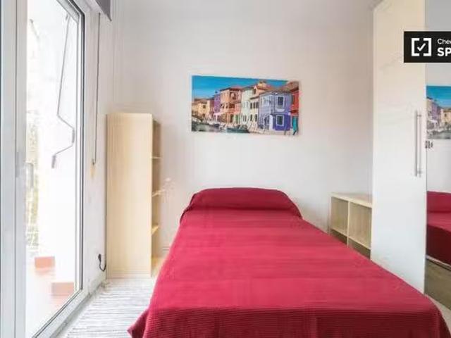 ¡Oferta! Se alquila habitación en piso de 5 dormitorios en Ciu.