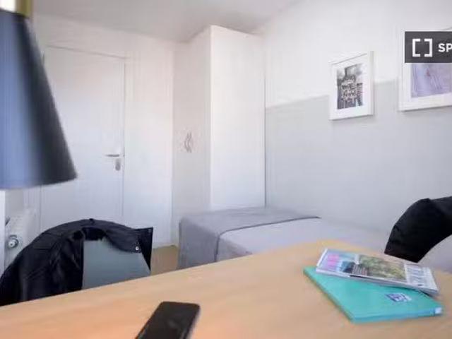Único Se alquila habitación en piso de 5 dormitorios en Valencia