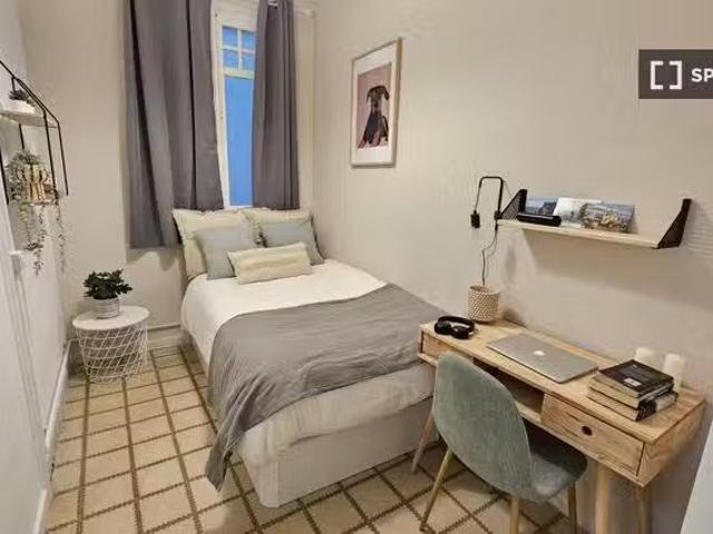 Único Se alquila habitación en piso de 5 habitaciones en Barce.