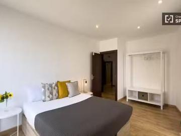 Único Se alquila habitación en piso de 5 habitaciones en Barce.