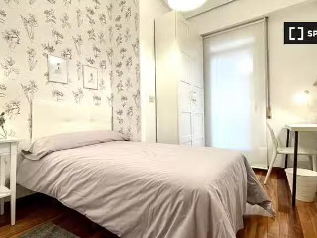 Bonito Se alquila habitación en piso de 5 habitaciones en Bilbao