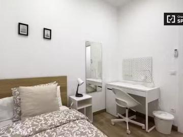 ¡En alquiler! Se alquila habitación en piso de 5 habitaciones.