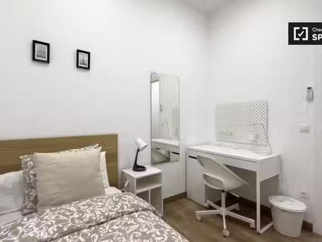 Bonito Se alquila habitación en piso de 5 habitaciones en El R.