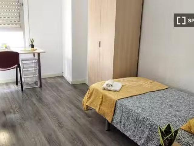 ¡Oferta! Se alquila habitación en piso de 6 habitaciones en Bu.