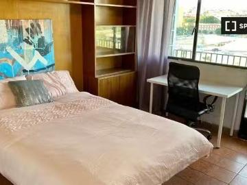 Nuevo Se alquila habitación en piso de 6 habitaciones en Madrid