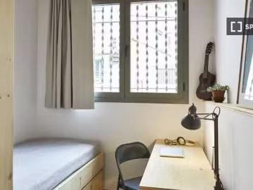 Acogedor Se alquila habitación en piso de 7 dormitorios en Grà.