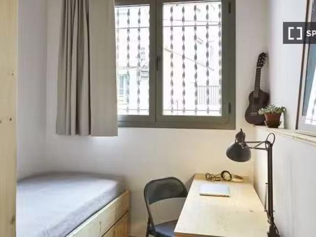 ¡Oferta! Se alquila habitación en piso de 7 dormitorios en Grà.