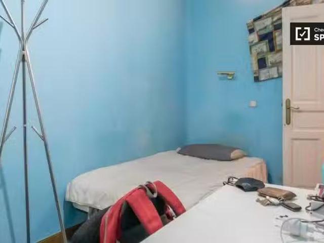 Nuevo Se alquila habitación en piso de 7 habitaciones en Malas.