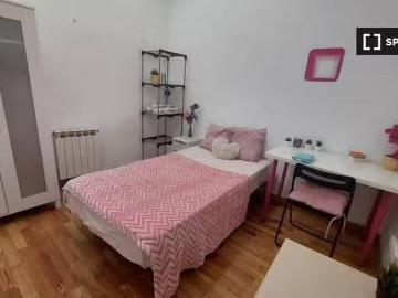 ¡Renta! Se alquila habitación en piso de 7 habitaciones en Mal.