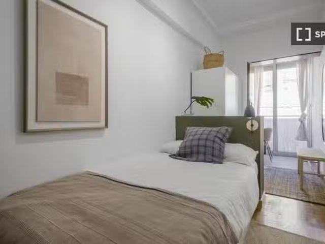 Encantador Se alquila habitación en piso de 8 habitaciones en.