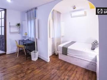Nuevo Se alquila habitación en piso de 8 habitaciones en Valen.