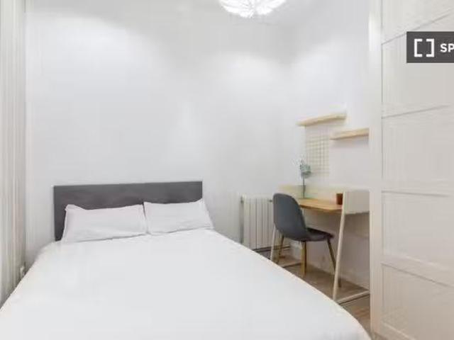 Bonito Se alquila habitación en piso de 8 habitaciones en Madrid